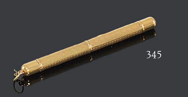 Porte-mines en or jaune 18K guilloché. Hauteur: 5,8 cm - Poids brut: 5,4 g