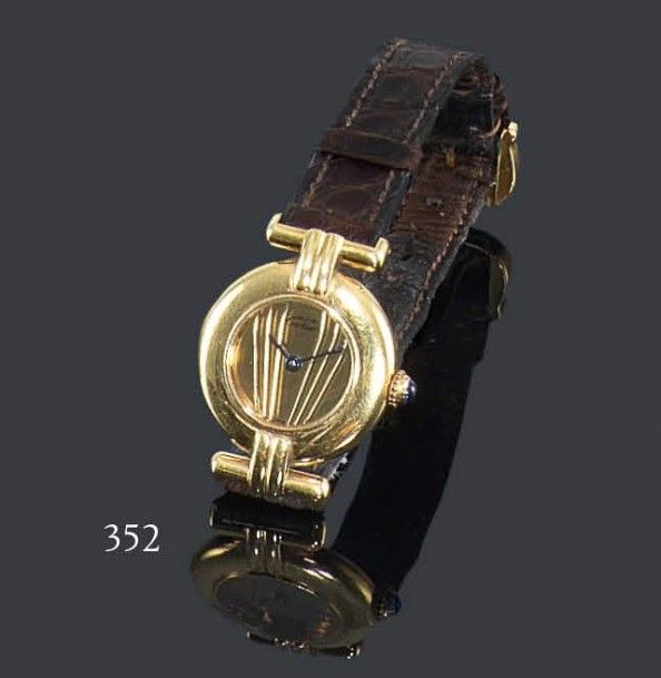 CARTIER Must
Montre de dame modèle Rivoli en vermeil, cadran rond, fond doré, index muet, remontoir saphir, mouvement quartz. Signée et numérotée 002380 590002. Poids brut: 20 g
