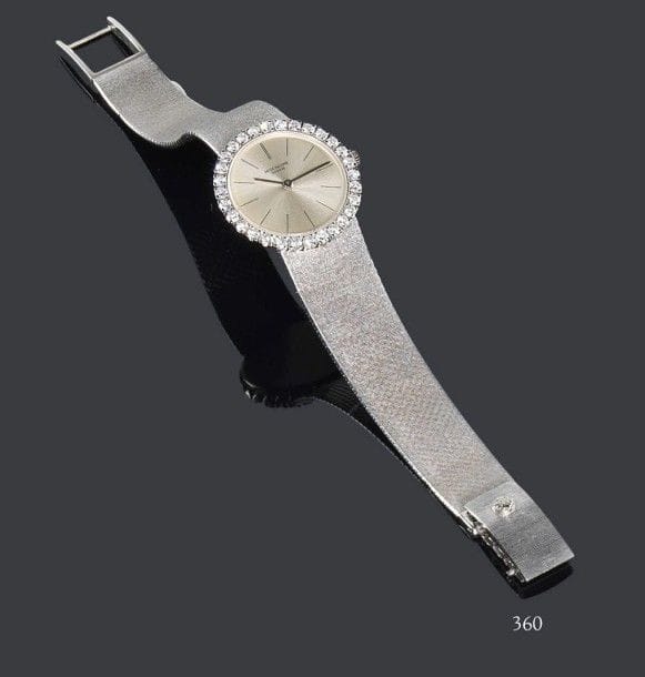 Patek Philippe Genève
Montre bracelet de dame en or gris 18K Cadran rond dans un entourage de diamants. Mécanisme signé, anti choc (calibre 175), numéro intérieur 2648118 3345, bracelet souple en or gris amati. Longueur totale: 15 cm - Poids brut: 53,20 g Très bon état.