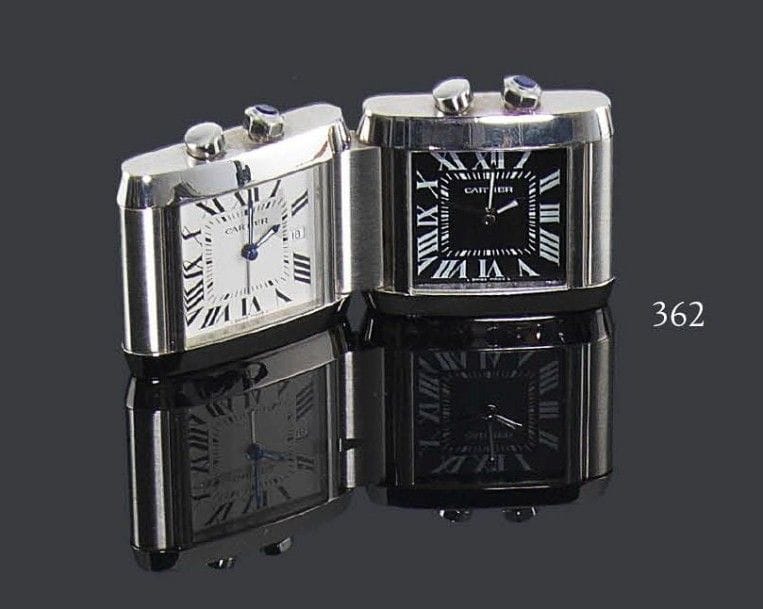 CARTIER
Réveil quartz en acier, 2 cadrans, l'un blanc date à 3H et l'autre noir sans date, chiffres romains, tous les 2 en fonction réveil. Certificat de garantie, achat du 1/09/2006. Piles à changer.