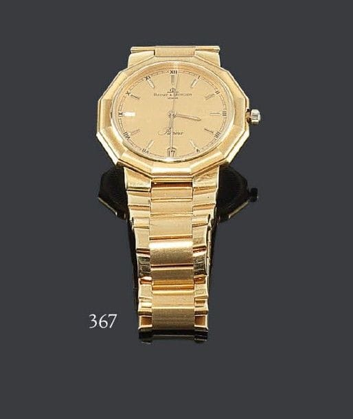 BAUME & MERCIER
Montre bracelet d'homme en or 18K, modèle Riviera à boucle déployante, quartz, date à 6H, cadran champagne avec appliques. Chiffres romains. Signée et numérotée au dos. Poids brut: 100,50 g Bon état.
