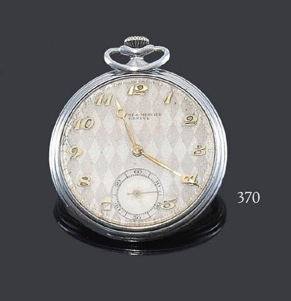 BAUME ET MERCIER
Montre gousset en métal. Aiguilles Breguet, petite trotteuse à 6H, cadran émaillé à motifs losangiques, chiffres arabes dorés. Montre plate, échappement ancre, balancier coupé compensé, spiral Breguet. Diamètre: 42 mm