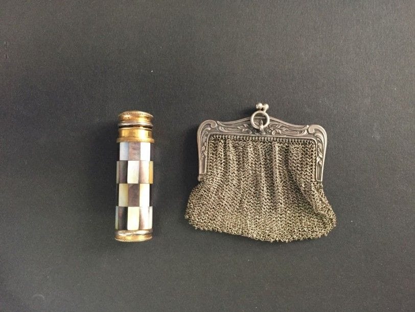 Bourse en mailles d'argent et vaporisateur à parfum en métal doré appliqué d'un décor géométrique en nacre. Poids de la bourse: 61,50 g