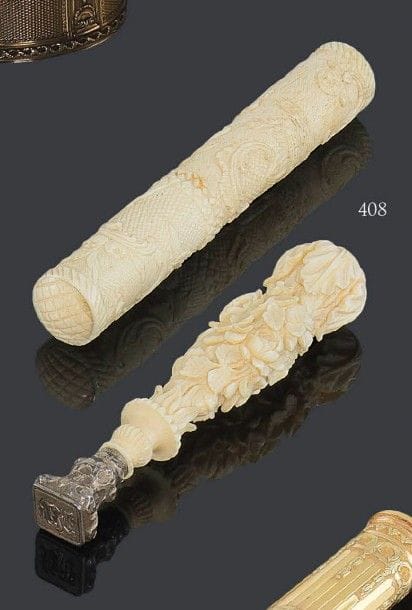 Cachet en ivoire sculpté en ronde-bosse d'un décor floral terminé par un embout d'argent monogrammé (à refixer). Travail dieppois du XIXe siècle. Longueur: 11 cm et un étui à cire en ivoire sculpté de rinceaux feuillagés sur un fond de croisillons dans lesquels s'inscrivent oiseaux, fleurs et fruits. Fin du XVIIIe siècle. Longueur: 12,6 cm