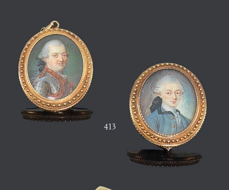 École FRANÇAISE, deuxième moitié du XVIIIe siècle
Officier supérieur, chevalier de St Louis, en armure de trois-quarts à droite, vers 1775. Jeune homme en costume bleu, perruque en bourse avec ruban noir revenant vers le col. Deux miniatures sur ivoire, 3,7 x 2,9 cm, dans deux jolis cadres ovales en or guilloché à motif d'un rang perlé (4,7 x 4,1 cm), le premier monté en pendentif avec bélière et revers en ivoire, le second monté en broche, dans un écrin de cuir grenat orné d'une couronne comtale. (un verre pleureur non examinées hors des cadres)"