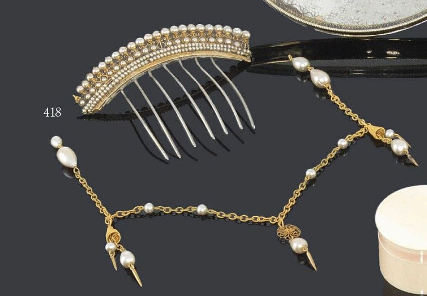 Partie de collier en métal doré et perles fantaisie. On joint un peigne assorti monture argent (manque une griffe), dans un écrin imitant le maroquin rouge doré aux petits fers (accident au papier). France, époque Empire. Poids brut: 24 g