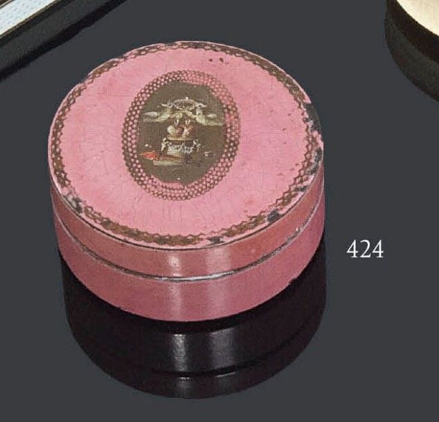 Charmante boîte ronde sur fond lilas à décor de colombes sur un autel de l'amour, intérieur en marqueterie de paille. Accident. France, XVIIIe, époque Louis XVI. Diamètre: 6 cm