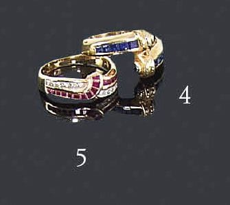 Bague en or jaune 18K, sertie de rubis calibrés, agrémentée de petits diamants. Tour de doigt: 51 - Poids brut: 3,7 g