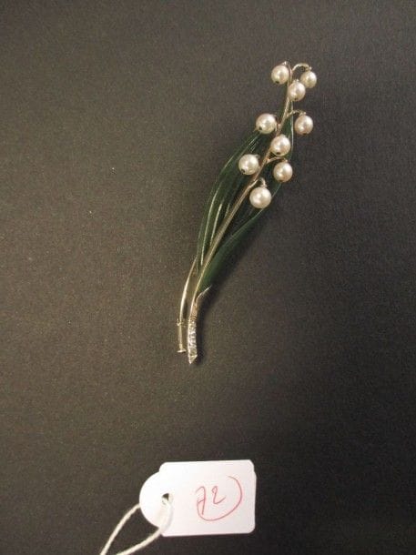 Broche brin de muguet en or gris 14K, les clochettes en perles de culture, la tige soulignée de 4 diamants taillés en roses. Hauteur: 8 cm - Poids brut: 11,2 g