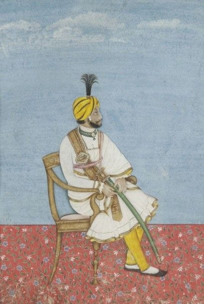 Maharadja Gulab Singh of Jammu and Kashmir (1792 - 1858), Inde, Penjab, seconde moitié du XIXe siècle.
Gouache sur page cartonnée, représentant le maharaja assis dans un fauteuil doré sur un tapis fleuri, portant une robe blanche à galon doré, un turban jaune et noir à aigrette noire, tenant un sabre vert entre ses mains, en fond un ciel bleu nuageux. Avec cadre. 
Dim. à vue: 20,2 x 14,1 cm 
Le Maharaja Gulab Singh appartient à la famille royale de Jammu. Brillant général et homme d'état visionnaire, il est le personnage le plus important de l'Empire Sikh à la mort de Ranjit Singh. Il agrandit les frontières du royaume et signe, en 1846, après la première guerre anglo-sikh, le traité d'Amristar avec le gouvernement anglais qui lui garantit le pouvoir dans l'État du Jammu,le Cachemire et ses dépendances. Il fonde la dynastie sikh Dogra qui régnera jusqu'à l'indépendance de l'Inde en 1974. Il était, de tradition familiale, mécène de nombreux peintres. 
Maharadja Gulab Singh of Jammu and Kashmir (1792 - 1858), India, Punjab, second half of 19th century