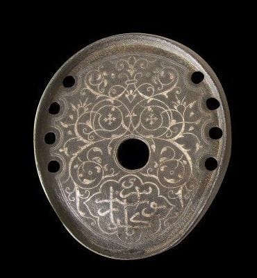 Porte-bonheur en fer-à-cheval, Empire ottoman, Bosnie, fin XIXe siècle.
De forme ovale, plus étroit d'un côté, aux bords légèrement relevés, en acier damasquiné d'argent. Il est percé d'un orifice central et de chaque côté de quatre étampures pour les clous. Décor tapissant d'arabesques végétales et palmettes bifides enserrant en partie basse un cartouche inscrit en thuluth ottoman « Yadigar-e bosna saray / souvenir de Sarajevo.»
Dim.: 12 x 10 cm
Provenance: collection Bouchereau Boyer
An Ottoman silver-inlaid iron horseshoe, inscriptions on the horseshoe: ?Yadegar-e Bosan Saray / A momento from Bosnia?, Ottoman Empire, Bosnia, late 19th century