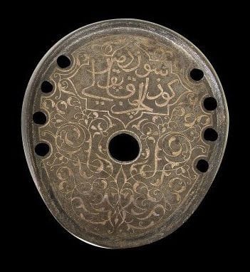 Porte-bonheur en fer-à-cheval, Empire ottoman, Bosnie, fin XIXe siècle.
De forme ovale, plus étroit d'un côté, aux bords légèrement relevés, en acier damasquiné d'argent. Il est percé d'un orifice central et de chaque côté de quatre étampures pour les clous. Décor tapissant d'arabesques végétales et palmettes bifides enserrant en partie haute un cartouche inscrit en thuluth ottoman «Güzel söz demir kap?y? açar / une belle parole ouvre une porte de fer».
Dim.: 12 x 10 cm
Provenance: collection Bouchereau Boyer
An Ottoman silver-inlaid iron horseshoe, inscriptions on the horseshoe: ?Güzel söz demir kap?y? açar / a nice word opens an iron gate?, Ottoman Empire, Bosnia, late 19th century