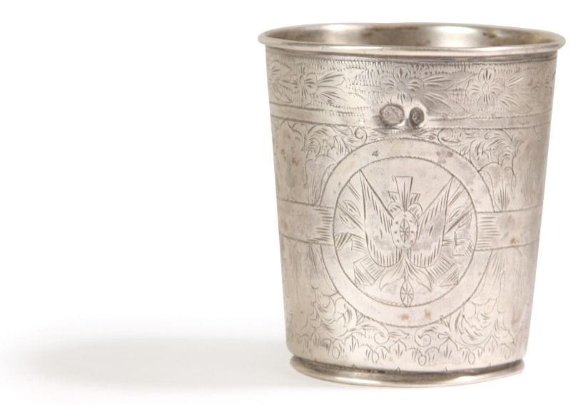 Timbale à la tughra d'Abdulamid II (r.1293 H. / 1876 -1327 H. / 1909) Turquie, fin XIXe- début XXe siècles.
Argent ciselé d'une frise de trois médaillons, ornés d'une tughra, d'armoiries et d'un emplacement vide sur fond végétal ; - poinçon sah et tughra du sultan Abdulamid II (r.1293 H. / 1876 -1327 H. / 1909) sur la panse.
Haut.: 8 cm ; Diam.: 7 cm
P: 78 g
An Ottoman silver cup with Tughra of Sultan Abdülhamid II (r.1293 H. / 1876 -1327 H. / 1909), Turkey, late 19th- early 20th century