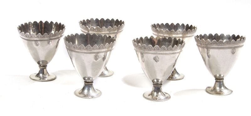 Six porte-tasses zarf en argent, Turquie, fin XIXe - début XXe siècles. 
A panse conique et piédouche, à décor festonné ciselé de palmes. Poinçon à la tughra d'Abdulamid II (r.1293 H. / 1876 -1327 H. / 1909)
Haut.: 6 cm
P.: 101 g 
Six silver cupholders, zarf, with Abdulhamid II Tughra, Turquey, end of 19th -beginning of 20th century