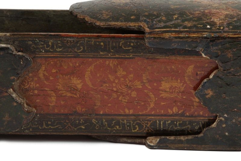 Trois plumiers et boîte, Iran, XIXe - XXe siècle.
En papier mâché ou bois peint en polychromie et laqué, de médaillons floraux polylobés, le plus grand à base à tiroir à frise poétique en arabe, signée Seyed Ali et daté 1233 H. / 1817 ; - Un autre à scène de chasse et gol o bolbol stylés ; - le dernier, boîte trapézoïde, à motif de feuilles de vigne.
Four pencases, Iran,19th-20 thcentury 