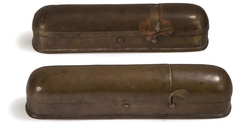 Deux écritoires en laiton uni, Inde du Nord, fin XVIIIe - début XIXe siècles.
Écritoires oblongues à bords arrondis ouvrant en deux parties par pression. Intérieurs à un compartiment. 
Long.: 21.5 cm, 22.5 cm
Two brass pen cases, North of India, late 18th - early 19th century