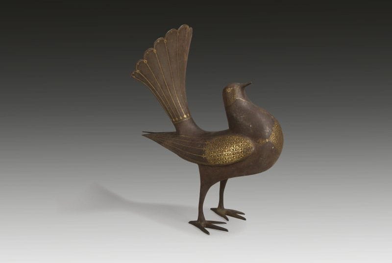 Pigeon en acier, Iran qâjar, début XXe siècle.
Ronde-bosse à décor peint en or soulignant le plumage de l'oiseau sur la tête, les ailes, la queue et un médaillon polylobé végétal sur le poitrail.  
Dim.: 29 x 23,5 cm
A steel pigeon, Qajar Iran, 19th century