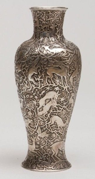 Vase aux animaux en métal, Iran, XXe siècle. 
Vase balustre à décor repoussé d'animaux variés, sur un fond d'arabesques végétal et un brûle parfum sur base à couvercle en cuivre étamé, Proche-Orient.
Haut.: 30 cm, Diam.: 13 cm
P.B: 845,2 g
A metal vase, Iran, 20th century 