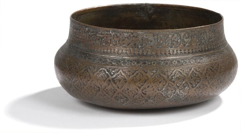 Bassin, tâs, Iran, fin XVIe - début XVIIe siècles.
Laiton à décor ciselé et pâte noire, à panse bombée et ouverture cintrée. Sur le col un bandeau épigraphié en nasta'liq, invoquant les noms de Muhammad et des 12 imams. Sur la panse composition florale en résille et à l'épaulement frise florale contenant le nom du propriétaire «Saheb-ehi Mir Muhammed Zaman». Une date sous la base: 1031 H. / 1621.
Diam.: 16 cm, Haut.: 8 cm
An engraved brass bassin, Tâs, Iran, late 16th - early 17th century