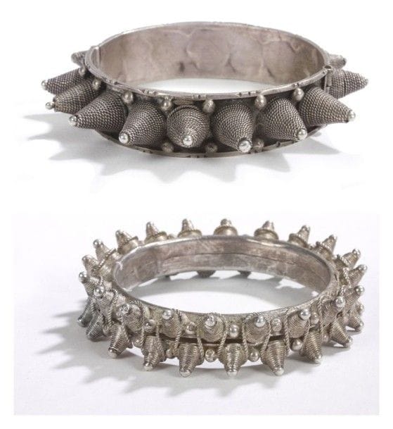Cinq bracelets en argent, Maroc, Anti Atlas, vallée du Souss et Algérie Aurés, début XXe siècle.
Paire de bracelets jonc à godrons, poinçon du bélier ; - Trois bracelets à décor de cabochons coniques ou dômes côtelés et perles appliquées.
Diam.: 5.5 cm, 6 cm, 6.5 cm
P.B: 538,75 g
Five silver bracelets, Marocco, Anti-Atlas, early 20th century