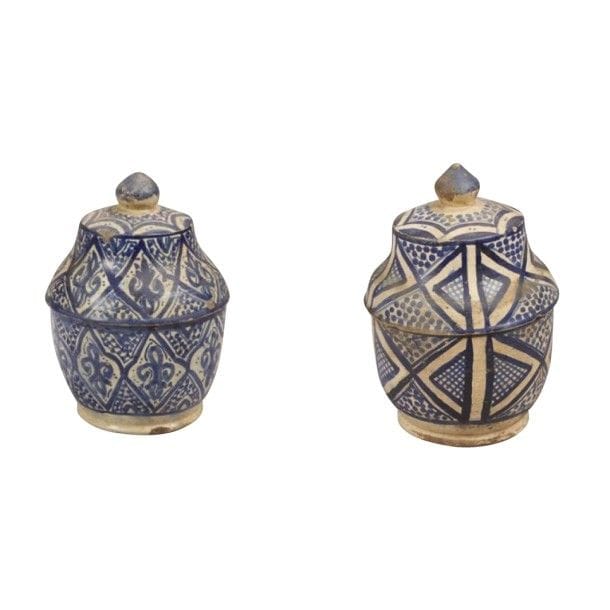 Trois pots à beurre jobbana, Fès, début XXe siècle.
Faïences à panses sphériques et couvercles à bouton. Deux à décor bleu sur fond crème pour l'un de losanges à fleur de lys et pour l'autre de losanges à croisillons et points bleus ; - Le dernier polychrome, à décor de mandorles meublés de fleurs stylisées. 
Haut.: 21,5 cm, 24,5 cm, 22 cm ; Diam: 15,5 cm, 15,5 cm, 15 cm 
Etat: éclats 
Three polychrome pottery butter pots, Jobbana, Morocco, Fez, early 20th century