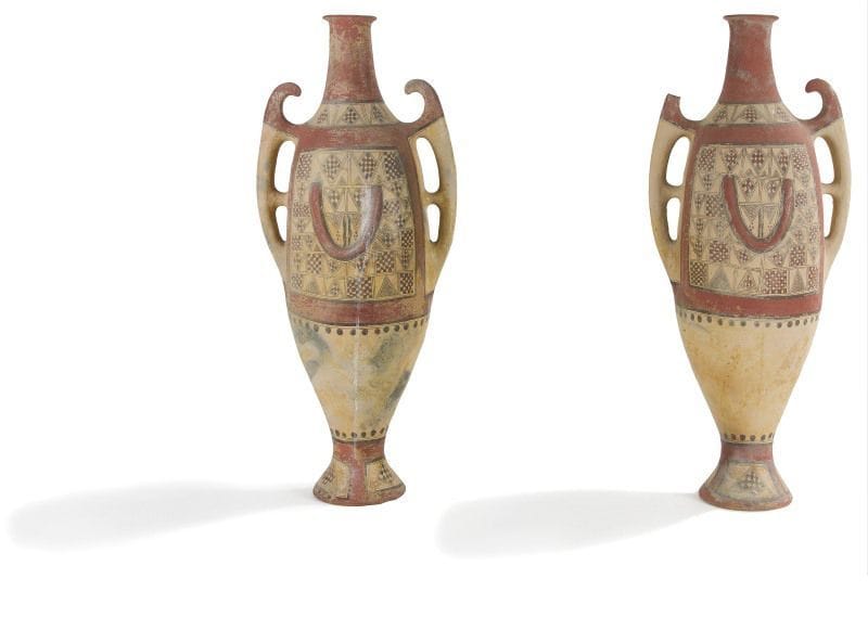 Paire de jarres à pieds berbères, Grande Kabylie, tribu Aït Aîssi, fin XIXe -début XXe siècle. 
Terre cuite piriforme à deux grandes anses sur un piédouche à décor peint en noir, rouge brique sur fond crème orné de motifs géométriques en registre à l'épaulement, et sur la panse, deux panneaux de motifs triangulaires coupés par des demi-lunes en relief, en réserve sur fond rouge brique.
Haut.: 91.5 cm
État: restauration au col pour une
Le motif de demi-lune est symbole de fertilité de la terre et des femmes ou de la fidélité maritale, voir le catalogue d'exposition: Idseqqi, art des femmes berbères, Exposition quai Branly, Paris, juin-Sept 2007.
A pair of jar, Berber, Great Kabylia, Ait Aissi tribe, late 19th - early 20th century
