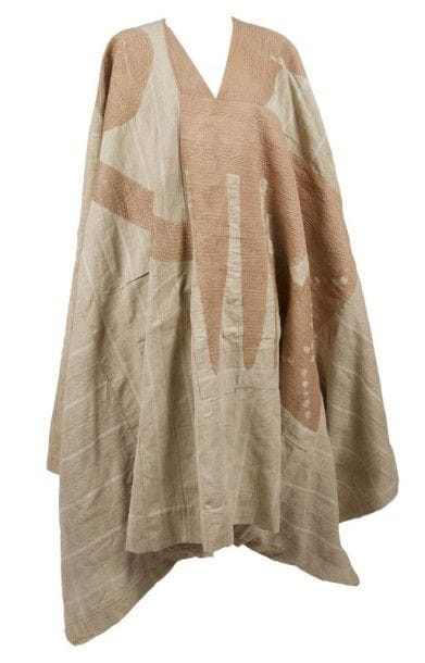 Très grande gandoura, derraa ksjaba, Pré-Sahara marocain, XXe siècle.
En coton à très larges manches, en toile rayée crème ornée sur le devant d'une composition géométrique spiralée en galon rose s'achevant dans le dos. 
Dim.: 90 x 120,5 cm 
A very large gandoura, derraa ksjaba, Moroccan pre-Sahara, 20th century