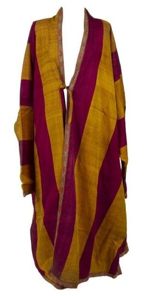 Très grand manteau d'homme jelak, Asie centrale XXe siècle.
En soie ornée de bandes fuschia et jaune d'or bordé d'un galon, doublure en coton crème 
Dim.: 67 x 147 cm 
A very large man's robe, jelak, Central Asia, 20th century 