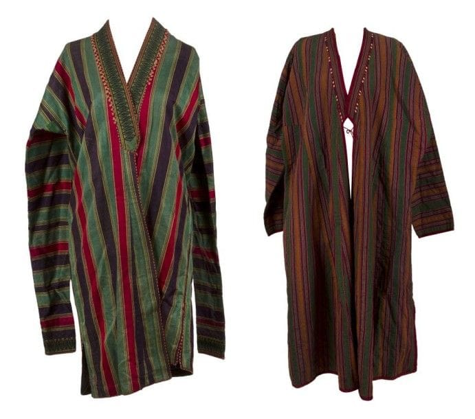 Quatre manteaux jelak, Asie centrale, début XXe siècle.
En soie polychrome, le premier à larges rayures vertes, bleu marine et rouges, soulignées de fines lignes jaunes, broderie noire au col, doublure en coton bleu à pois blancs ; - Le second, à petites rayures bayadères brun, vert et violet, doublure ikatée vert bouteille de motifs végétaux ; - Le troisième, à larges bandes grises et roses, bordé d'un galon en passementerie, doublure en coton floral sur fond rose ; - Le dernier, à rayures variées bleues, vertes, turquoise, beiges, bordé d'un galon brodé noir, doublure de coton bleu semée d'étoiles blanches. 
Dim.: 57 x 110 cm ; 80 x 136 cm ; 94 x 149 cm ; 65 x 124 cm
État: usures sur le troisième. 
Four robes for men, jelak, Central Asia, early 20th century 