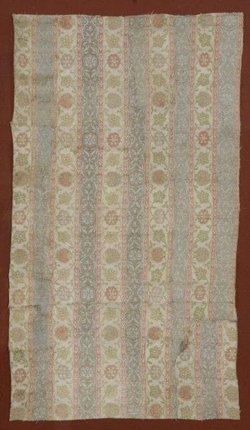 Fragment de lampas, Iran Safavide, fin XVIIe siècle.
Soierie à bandes de rinceaux végétaux et floraux sur fond crème alternés de cartouches végétaux bruns sur fond bleu. 
Dim.: 45 x 26 cm
État: petite restauration
Pour un lampas similaire, voir Neuman and Murza, Persische Seiden, Leipzig, 1988, n° 388.
A Safavid lampas fragment, Iran, late 17th century 
