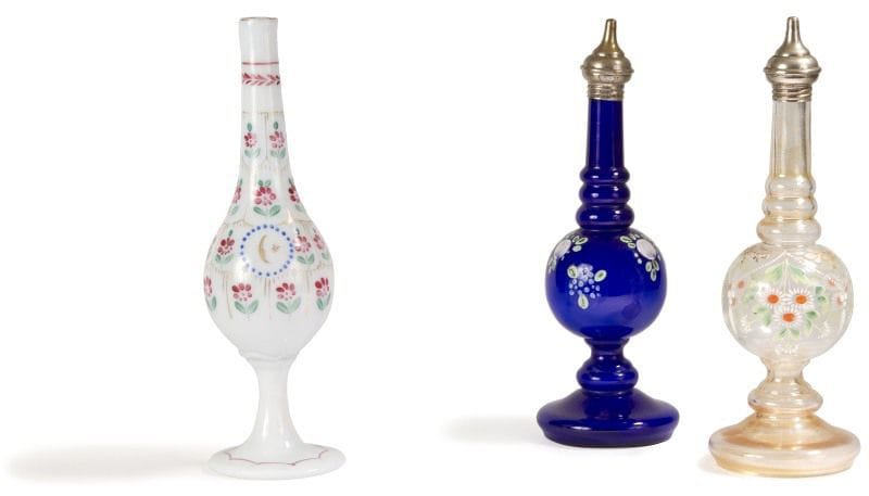 Trois aspersoirs à décor floral, Turquie, Beykoz, fin XIXe siècle.
Aspersoirs à panses piriformes et globulaires, sur piédouche, le premier en opaline blanche à décor d'écailles dorées meublées de fleurs et de deux rondeaux ornés d'une lune et d'une étoile dorées ; - Le second en verre incolore coloré en bleu à décor floral, avec son bouchon ; - Le troisième en verre incolore à décor de pâquerettes, avec son bouchon.
État: manque un bouchon
Dim.: 27.5 cm, 27 cm ; 26,5 cm
An opaline, a blue and a transparent glass sprinklers, Turkey, Beykoz, late 19th century 