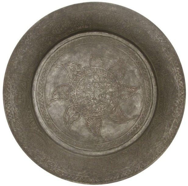 Grand plateau en cuivre étamé, Proche Orient, début XXe siècle.
Plateau à fond bombé et large rebord, à décor incisé d'une rosace bordée de palmettes et cartouches ovales en pseudo-calligraphie sur fond de palmettes. 
Dim.: 71.5 cm
A large copper tray, Middle East, early 20th century