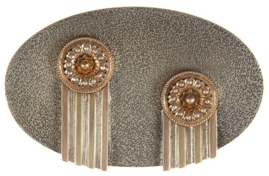Jean DESPRES (1889-1980)

Rare broche ovale en or jaune, or rose et argent.
Le fond réticulé accueille deux rosaces ornées de perles et prolongées par des barrettes cannelées.
Signée J. DESPRÉS à la pointe au revers et porte le poinçon de garantie.
Longueur:5,8 cm
Poids: 32,85 g
Provenance:
- Madame Jeanine Patouret (Avallon ? France), ?uvre acquise directement auprès de l'artiste.
- Par descendance."
