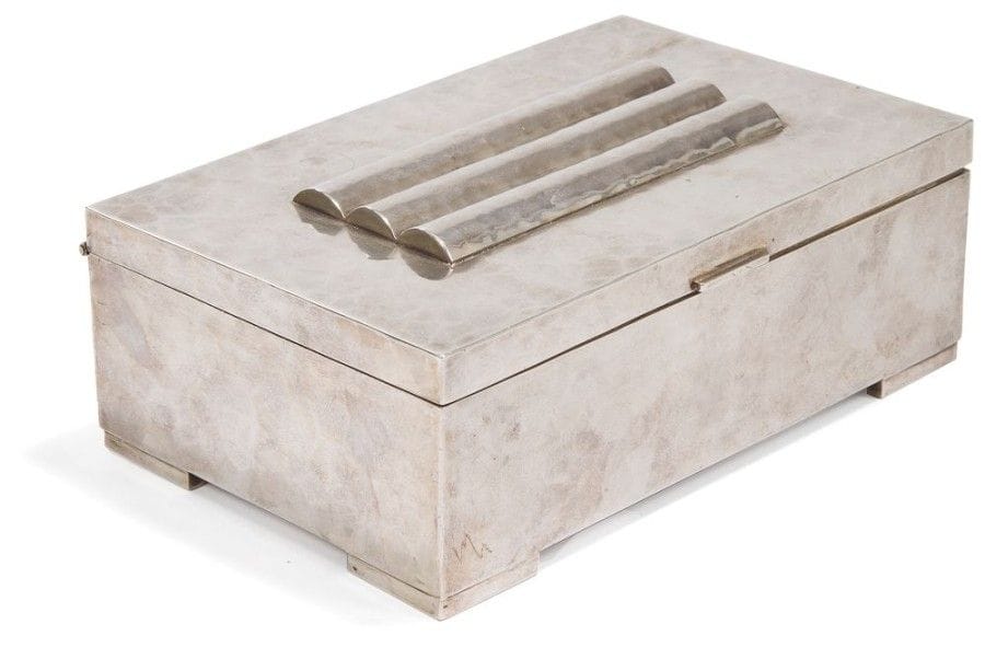 Jean DESPRES (1889-1980)

Très rare coffret moderniste en argent à surface entièrement martelée.
Le couvercle est décor de trois demi-cylindres, au rare traitement en repoussé.
La base repose sur quatre pieds patins d'angle.
Circa 1936.
Marquée à l'intérieur des monogrammes J. J (Jules Jacques, le parrain) & J. P. (Jeanine Patouret, la filleule) et les dates 23 mai 1926 & 7 juin 1936 (baptême et communion solennelle).
Signée J. DESPRÉS et porte les poinçons de Maître Orfèvre et de garantie.
Poids: 744,20 g
Provenance:
- Madame Janine Patouret (Avallon ? France), ?uvre acquise directement auprès de l'artiste.
- Par descendance."