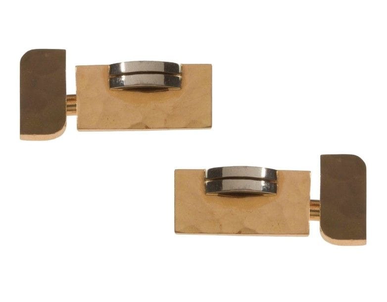 Jean DESPRES (1889-1980)

Paire de boutons de manchette en or rose et or blanc.
Les platines à fond martelé reçoivent une double barrette convexe.
Un bouton signé J. DESPRÉS à la pointe et porte les poinçons de Maître Orfèvre et de garantie au revers
Poids: 13,95 g
Provenance:
- Madame D., ancienne propriétaire de l'Hôtel de la Poste et du Lion d'Or à Vézelay (Près d'Avallon ? France), ?uvre acquise directement auprès de l'artiste dans sa boutique d'Avallon.
- Par descendance."