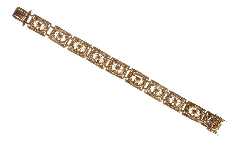 Jean DESPRES (1889-1980)

Bracelet articulé en or jaune.
Les dix plaques au décor ajouré et cerné d'une cordelière.
Porte les poinçons de Maître Orfèvre et de garantie sur le fermoir.
Poids: 41,14 g
Provenance:
- Madame D., ancienne propriétaire de l'Hôtel de la Poste et du Lion d'Or à Vézelay (Près d'Avallon ? France), ?uvre acquise directement auprès de l'artiste dans sa boutique d'Avallon.
- Par descendance."