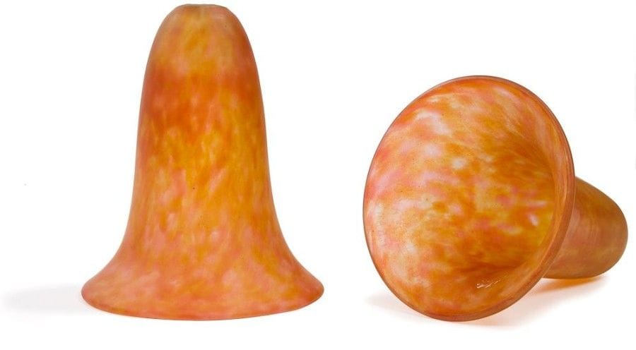 DAUM Frères (Verreries Artistiques de Nancy)

Deux tulipes en clochettes allongées.
Épreuves en verre marmoréen jaune et orange.
Signées DAUM Nancy France à la Croix de Lorraine, en intaille vers la bordure.
Hauteur: 17 cm"