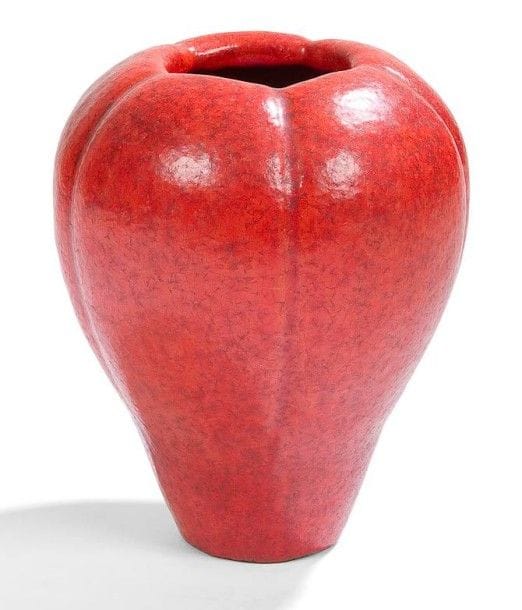 HENRI SIMMEN (1880-1963)

Vase en bouton floral.
Épreuve en céramique à la riche et épaisse couverte rouge.
L'intérieur également émaillé.
Circa 1928.
Restaurations.
Signé H. SIM, gravé au revers.
Hauteur: 15,5 cm
Bibliographie:
Mobilier et Décoration ? N° 9 d'août 1928. Modèle à rapprocher, sur socle en ébène, reproduit page 105."