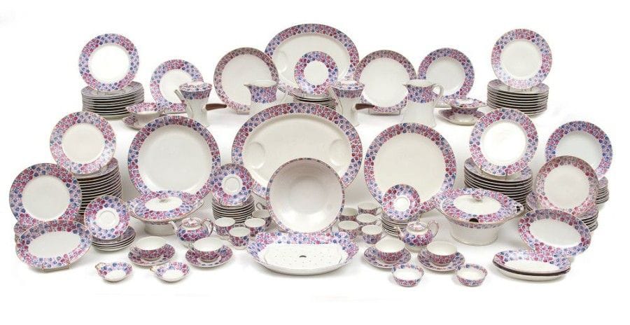 Jean DUFY (1884-1964) Peintre-Décorateur & Théodore HAVILAND Porcelainier à Limoges

Les roses, modèle présenté à l'Exposition des Arts Décoratifs et Industriels Modernes, Paris, 1925
Important service de table de 151 pièces composé comme suit:
- 33 assiettes plates
- 24 assiettes à dessert
- 17 assiettes creuses
- 12 petites assiettes
- 1 soupière
- 1 légumier
- 1 plat à asperges
- 2 saucières (dont une couverte)
- 1 saladier
- 2 plats à gâteaux
- 2 grands plats ronds
- 1 compotier
- 1 plat à poisson
- 1 grand plat ovale
- 4 jattes ovales
- 2 brocs à eau
- 2 beurriers
- 2 bols rince-doigts
- 2 chocolatières
- 2 théières
- 10 tasses à café (dont 8 avec leur soucoupe)
- 4 tasses à thé et leur soucoupe
- 14 soucoupes
Petits éclats et égrenures épars.
Épreuve en porcelaine au décor polychrome, bleu et rose, et au pourtour rehaussé d'un filet d'or.
Chaque pièce marquée de la signature Jean DUFY en bleu, du tampon Théodore HAVILAND Limoges France en rouge et de la mention Exposition A. D. Paris 1925 également en bleu au revers."