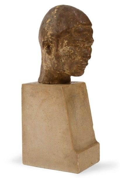 Georges SAUPIQUE (1889-1961)

Portrait d'un Indochinois, 1924
Sculpture.
Épreuve en terre cuite patinée.
Base d'origine en pierre sculptée.
Altérations diverses à la patine et en surface sur la terre cuite, éclats épars sur la base.
Signée, dédicacée et datée Georges SAUPIQUE ? Au Colonel Morio, respectueusement ? 1er j. 1924 ? sur la partie arrière de la base.
Hauteur base comprise: 34 cm"