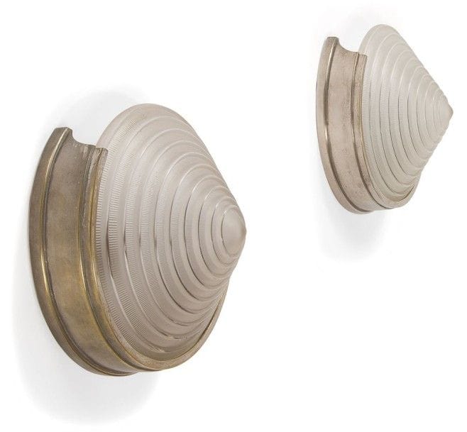 Georges LELEU Luminaires

Paire d'appliques circulaires.
Les montures, échancrées dans leur partie haute, en bronze argenté.
Les cache-ampoules en verre moulé pressé au décor de cercles concentriques en gradins.
Circa 1930.
Chaque verrerie signée G. LELEU en relief à l'intérieur.
Diamètre: 20 cm
Profondeur: 13 cm"