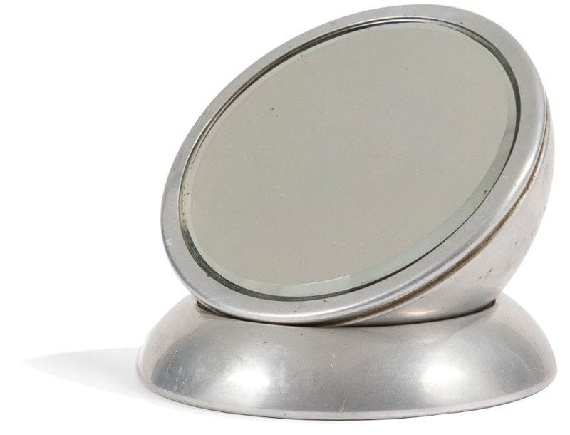 DJO-BOURGEOIS (1898-1937) Georges Bourgeois dit 

Miroir à poser et orientable réalisé en aluminium.
La demi-sphère indépendante reçoit un miroir circulaire biseauté d'origine et repose sur une base à doucine.
Circa 1928/30.
Hauteur maxi: 19 cm
Diamètre: 19 cm
Bibliographie:
Mobilier & Décoration - N° 3 de mars 1929. Un modèle identique est reproduit page 90 sur une photographie de la chambre à coucher aménagée par Djo-Bourgeois pour Mr Boons. . 
Catalogue de la vente Christie's Paris du 21 novembre 2012, sale 3516 - Modèle identique vendu sous le numéro 60."