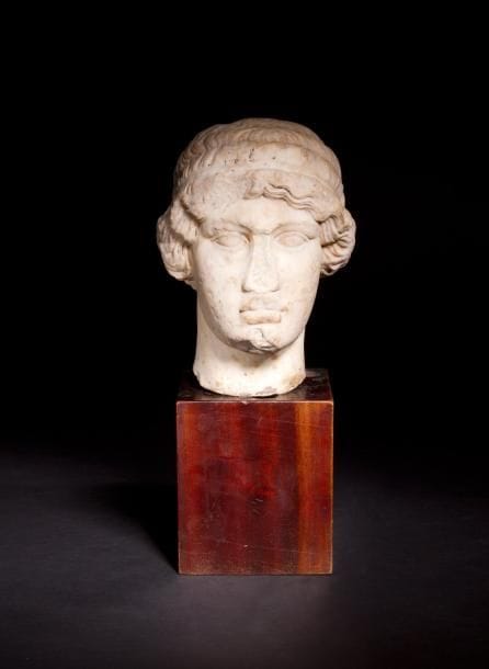 Grande tête d'homme, les cheveux ceints d'un bandeau. Marbre. IIe siècle. H.: 24 cm