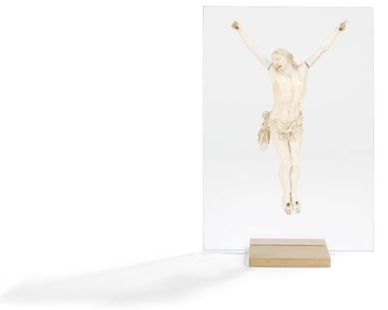 Christ en ivoire sculpté. XVIIIe siècle. H.: 24 cm.(Remonté sur une plaque de verre moderne).La mention suivante dans l'inventaire de 1896, de la main de Marie-Blanche Francastel: «M'a été donné le 15 août 1876 par ma mère» [Augustine Julie Marteau née en 1818 et morte en 1887]