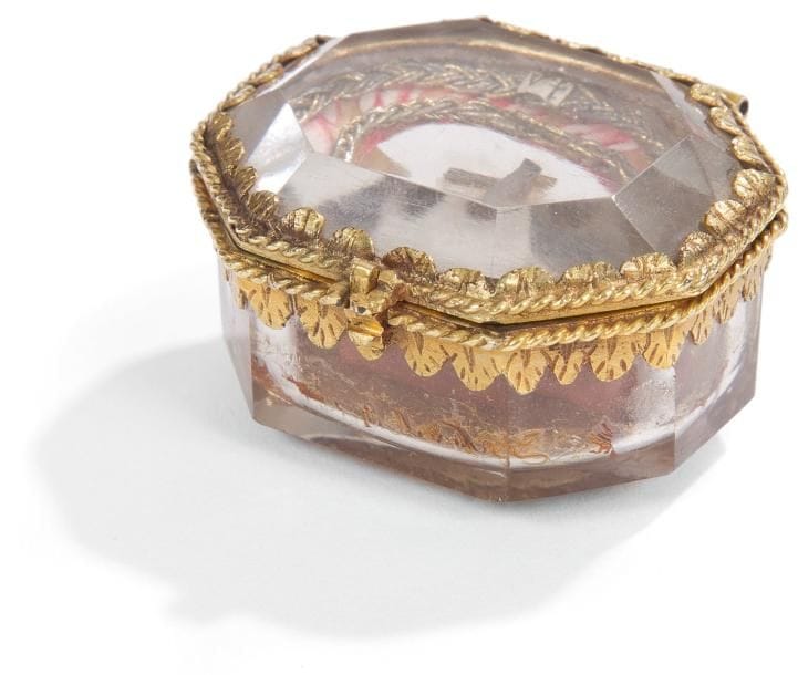 Petite boîte reliquaire en verre taillé et monture en métal gravé et doré, relique vraisemblablement de saint Étienne de Muret. XVIIIe siècle. H.: 2,4 cm - L.: 4,2 cm