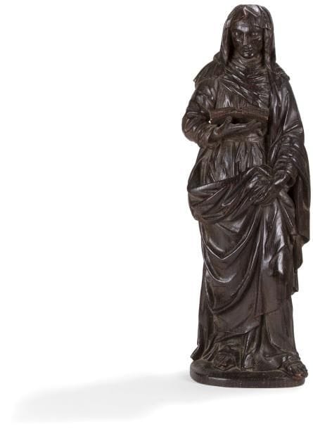 Sainte Anne en bois sculpté et patiné, dos creusé. Debout, la sainte tient un livre ouvert sur la main droite et porte une guimpe, un voile et un manteau dont un pan revient sur le devant; base monoxyle. XVIIe siècle. H.: 85 cm
