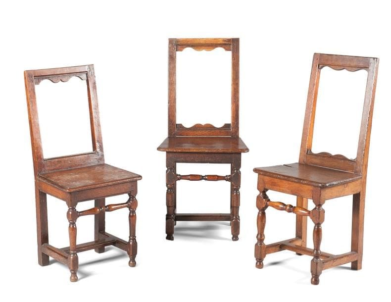 Lot de trois chaises Lorraine en chêne avec bandeau tourné et entretoise en H moulurée. Lorraine, XVIIIe siècle. H.: 89,5 cm à 82 cm.(restaurations et rebouchages)