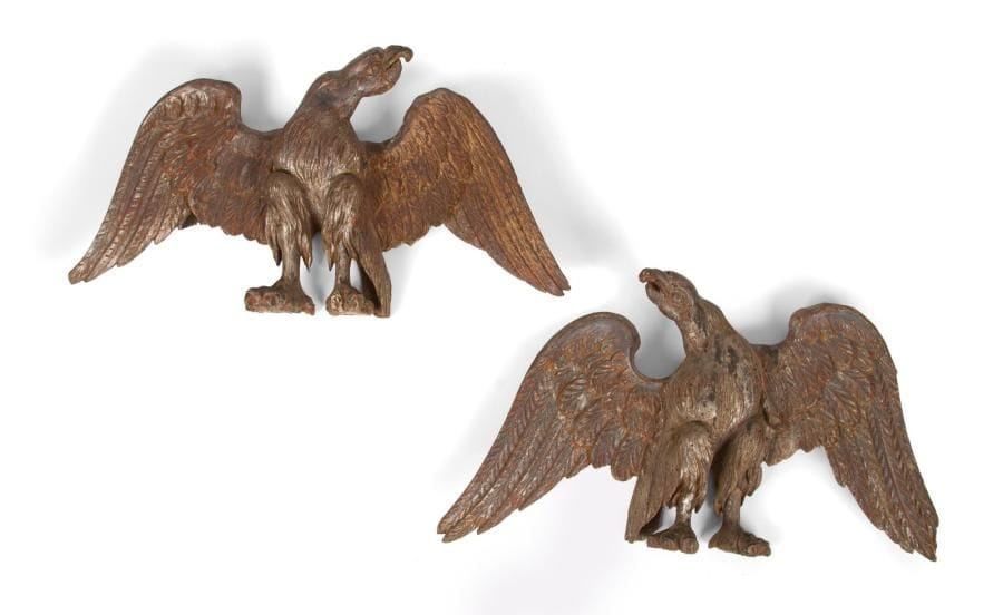 Paire d'aigles en bois argenté, têtes tournées à droite et à gauche, ailes déployées. XVIIe siècle. H.: 26,5 cm - L.: 50 cm.(légers accidents et manques)