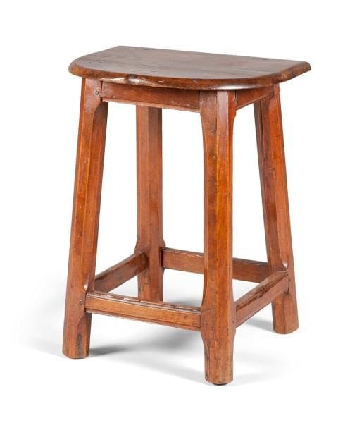Tabouret de chantre en merisier, pieds légèrement divergents, chanfreinés, reliés par une entretoise en ceinture moulurée, plateau arrondi. XVIIIe siècle. H.: 59,5 cm - L.: 44,5 cm - P.: 40 cm.(marche supprimée et pièce au plateau)