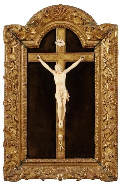 Crucifix en ivoire sculpté, dans un cadre en bois doré. XVIIIe siècle (accidents et restaurations).H.: 70 cm, L.: 43 cm